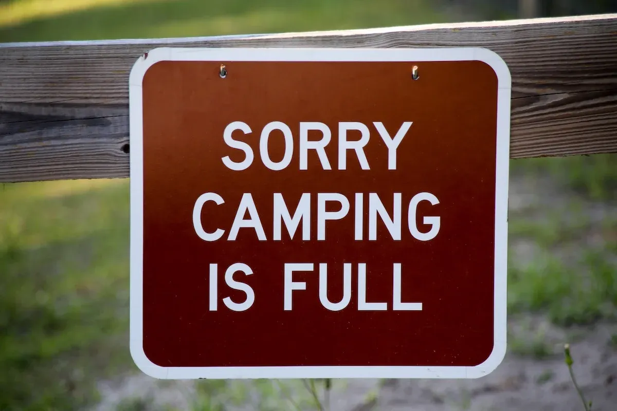 A red Camping Full sign